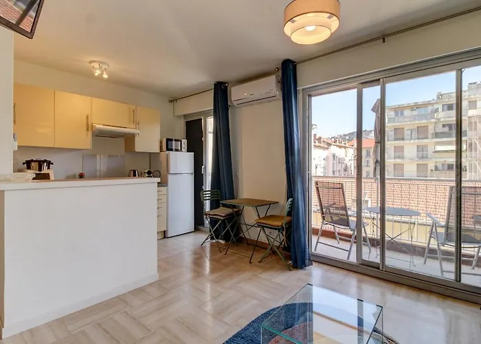 Cozy With Balcony - Garibaldi Port