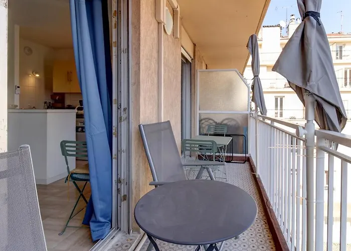 Cozy With Balcony - Garibaldi Port